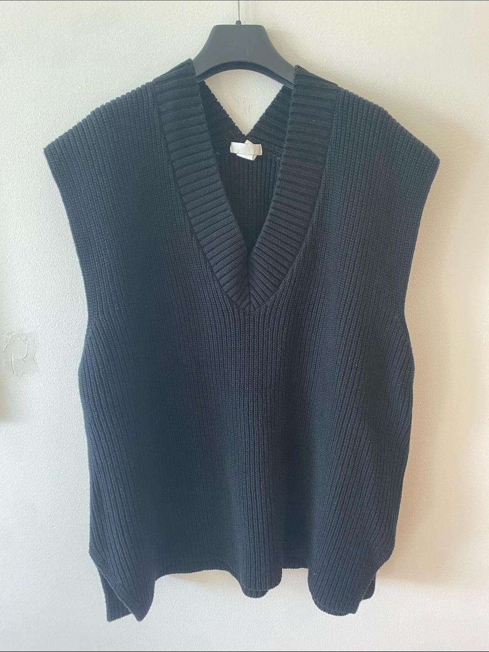 H&M Black Ribbed V-Neck Knit Sweater Vest - Picture 3 of 8